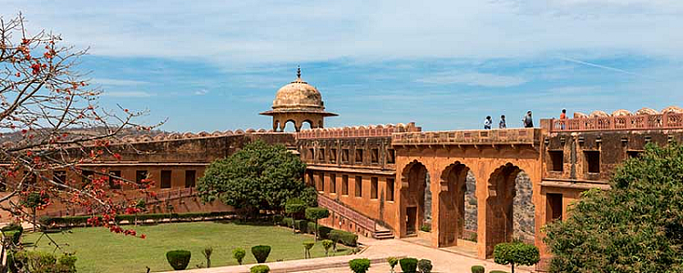 A Trip to Jaigarh Fort: Exploring the World